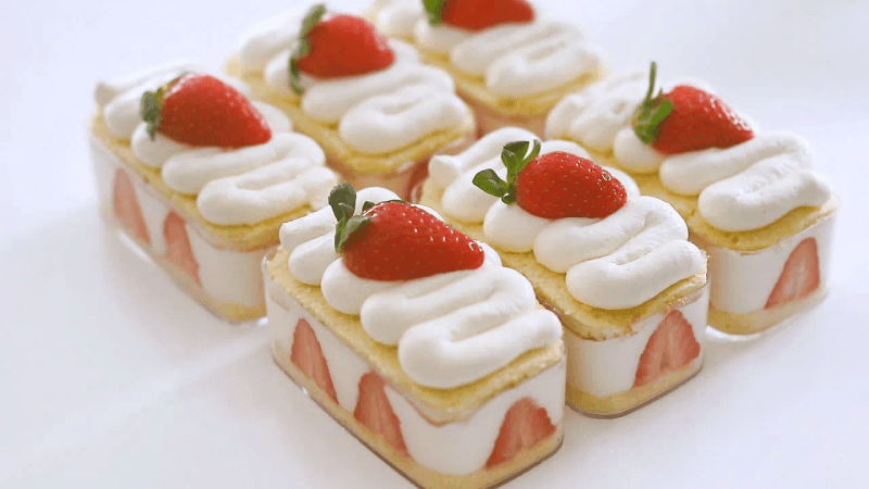 아이싱 없이 우유맛 진하게 나는 딸기 생크림 케이크 만들기 Thumbnail