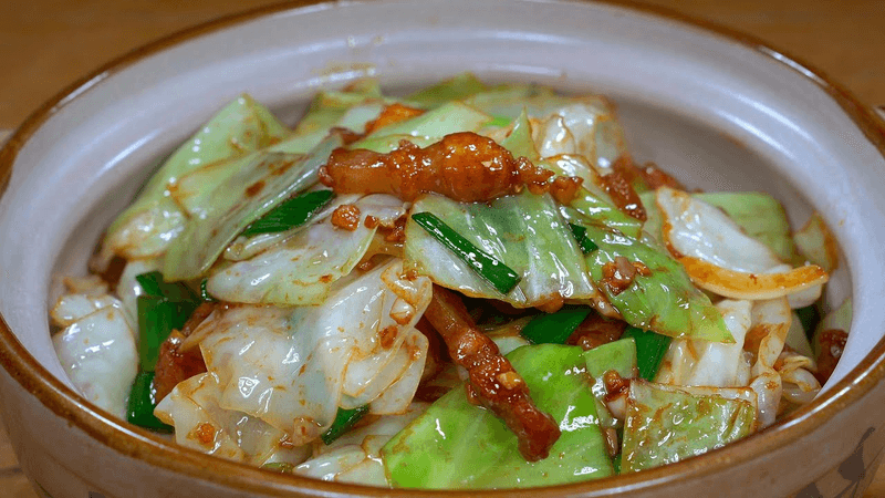 양배추 볶음, 그냥 볶지 마세요! 제가 가장 잘하는 비법을 알려드릴게요. 짭짤하고 아삭하며, 밥도둑이 따로 없어요 Thumbnail