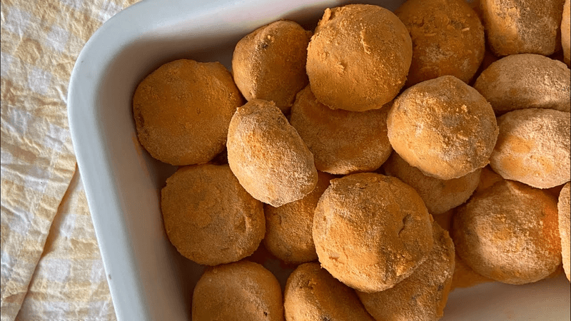 단짠단짠 중독적인 황치즈 볼쿠키 만들기 Thumbnail