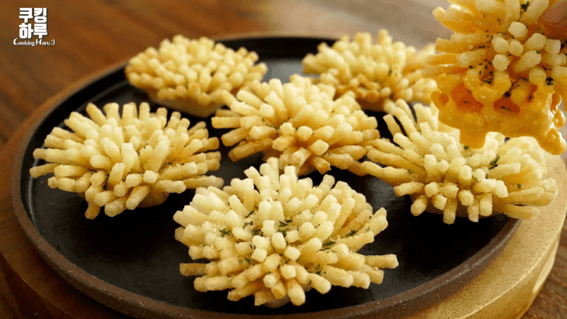 초초바삭바삭 감자꽃 튀김!! 갈릭 치즈 소스에 푹!! 노밀가루 Thumbnail