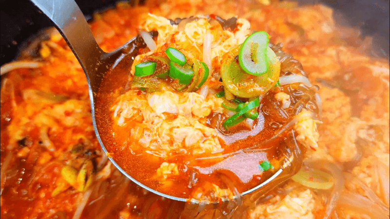 복잡한 육수필요없어요. 계란 하나로 뚝딱! 국물까지 싹 비우는 얼큰계란탕 Thumbnail