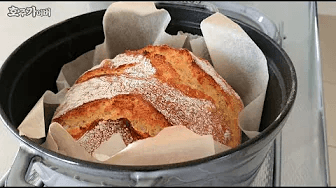 무쇠냄비로 빵을 구우면 다르다(?) 단 4가지 재료에 손반죽도 없는 초간단 아티산(Artisan) 브레드 만들기 Thumbnail