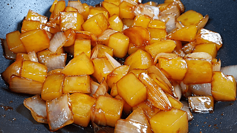 물엿에 20분만 재워두세요! 놀랍도록 맛있는 감자조림 Thumbnail