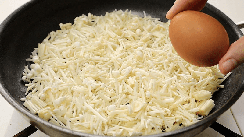 팽이버섯 계란 요리 Thumbnail