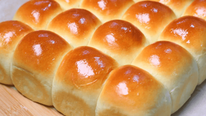 손반죽으로 부드러운 우유 모닝빵 만들기. 우유 빵. 홈베이킹 Thumbnail