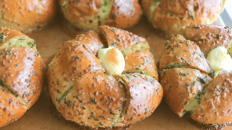 강릉 맛집 육쪽마늘빵 만들기 / Cream Cheese Garlic Bread Thumbnail