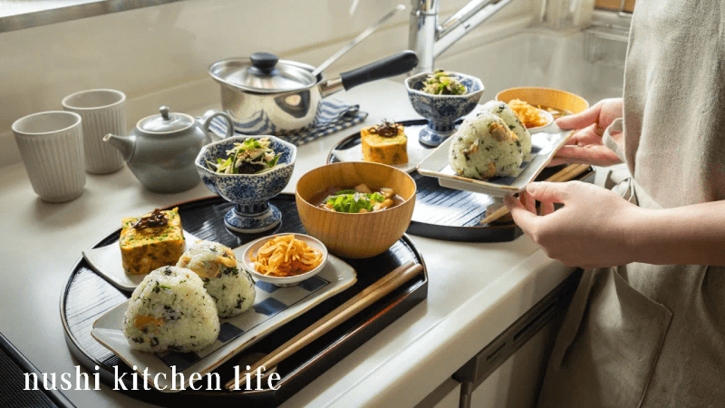 # 95 주먹밥과 갓 구운 빵이 있는 평온한 일상, 부부의 집밥: 느긋하고 아늑한 생활 Thumbnail