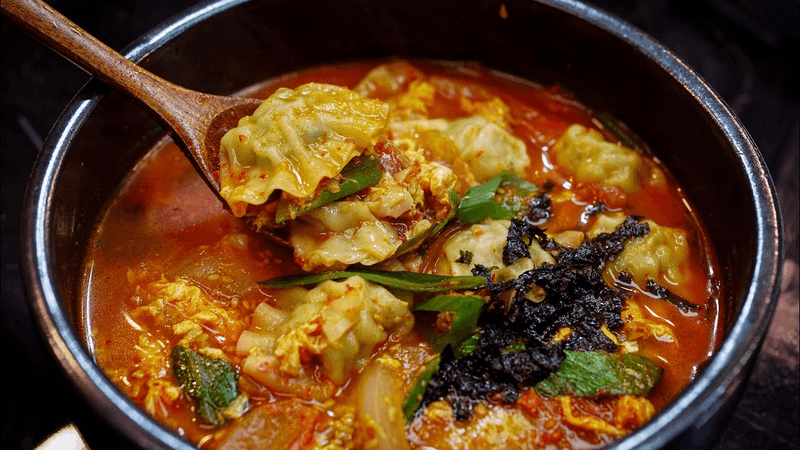 비싼 소고기 따로 준비할 필요 없습니다!! 집밥 필수 얼큰만두해장국 Thumbnail