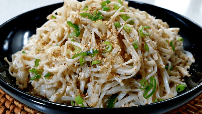 기름에 볶지마세요! 팽이버섯은 진짜 이 방법이 최고!! 간단한 재료로 쫄깃쫄깃 담백함이 끝내줘요😄 Thumbnail