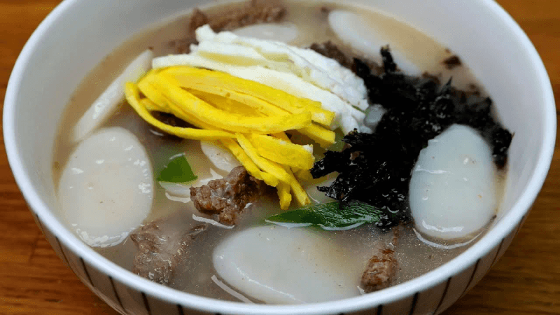 깊고 진한 국물 맛이 일품인 소고기 떡국 Thumbnail