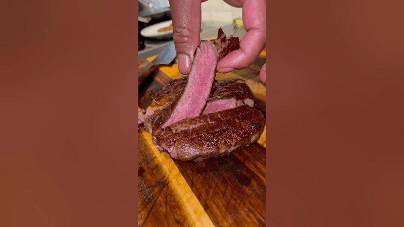 이게 너무 덜 익은 건가요? #steak #asmr #satisfying Thumbnail