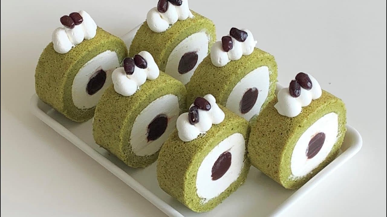 미니오븐으로 부드러운 말차 팥 롤케이크 만들기 💚 Matcha red bean roll cake Thumbnail