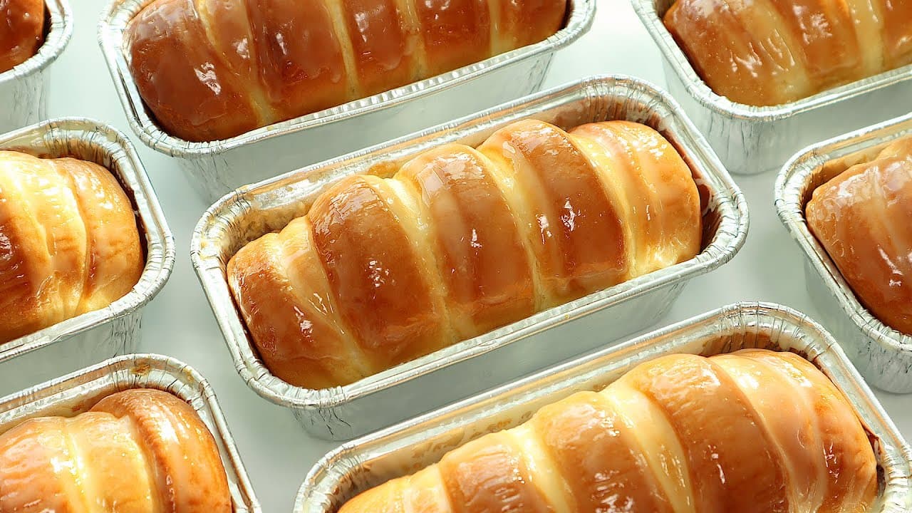 [쉬운손반죽]신박한 성형팁! 정말 맛있고 부드러운 연유 브레드 레시피 Thumbnail