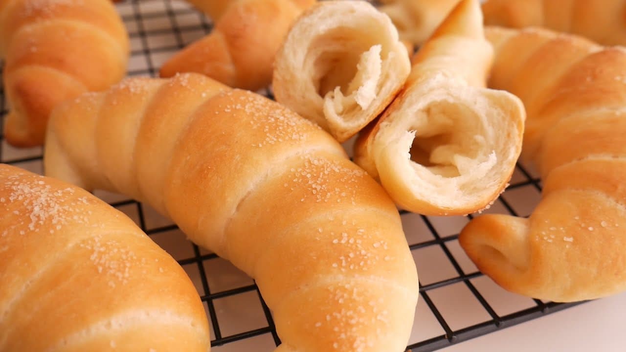 바삭하고 부드러운 소금빵 Thumbnail