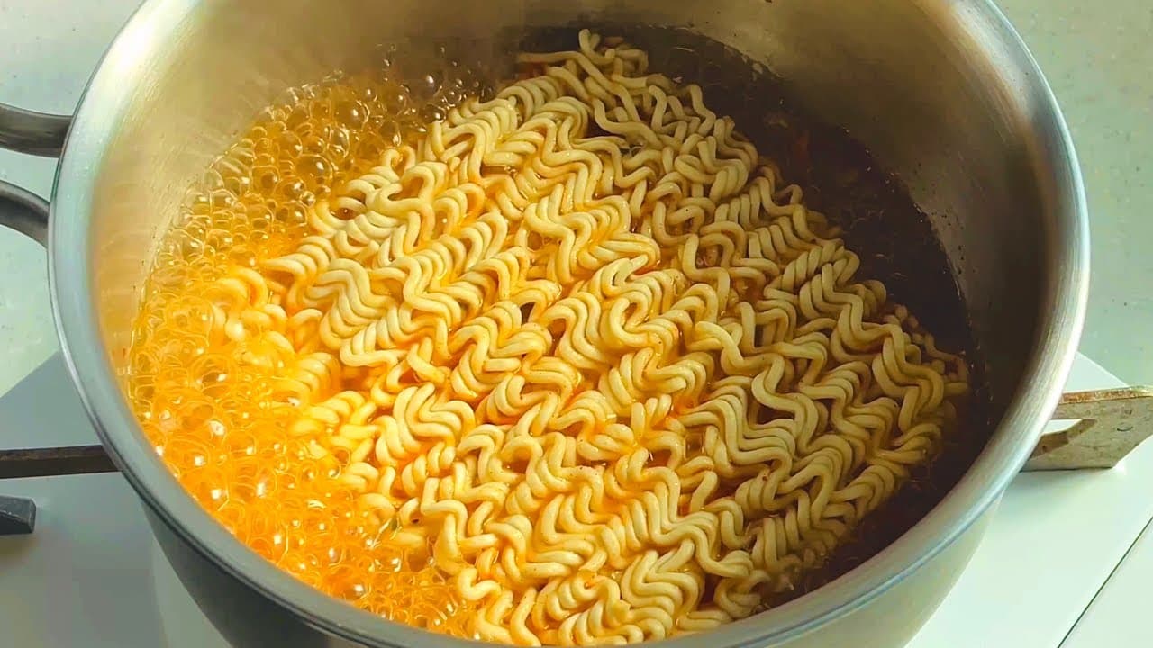 분식집 라면 끓이는 꿀팁 🍜 분식집 아들인 내 친구가 알려준 특급 비결! Thumbnail