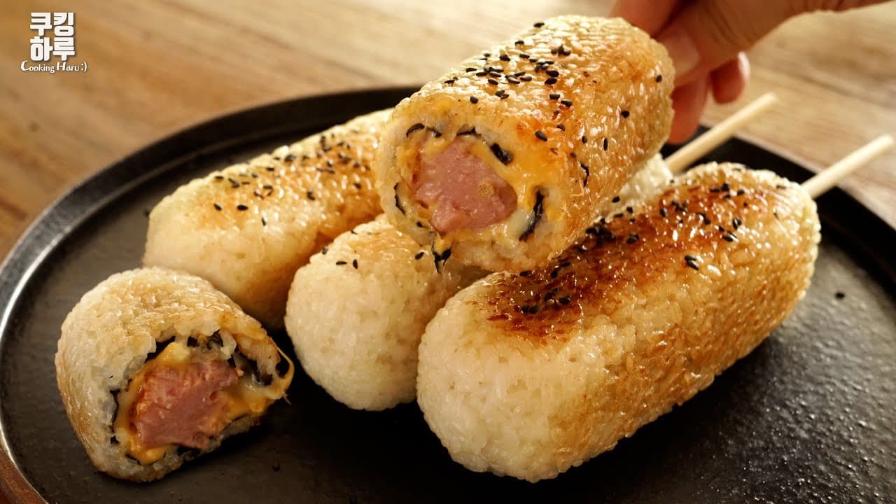 고소고소~ 밥을 구워 만든 건강한 핫도그! 구운 밥도그!! NO밀가루. NO튀김. Thumbnail