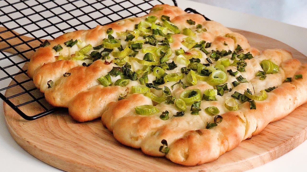 쭉쭉 뜯어먹는 트위스트 대파마늘빵 만들기 Thumbnail