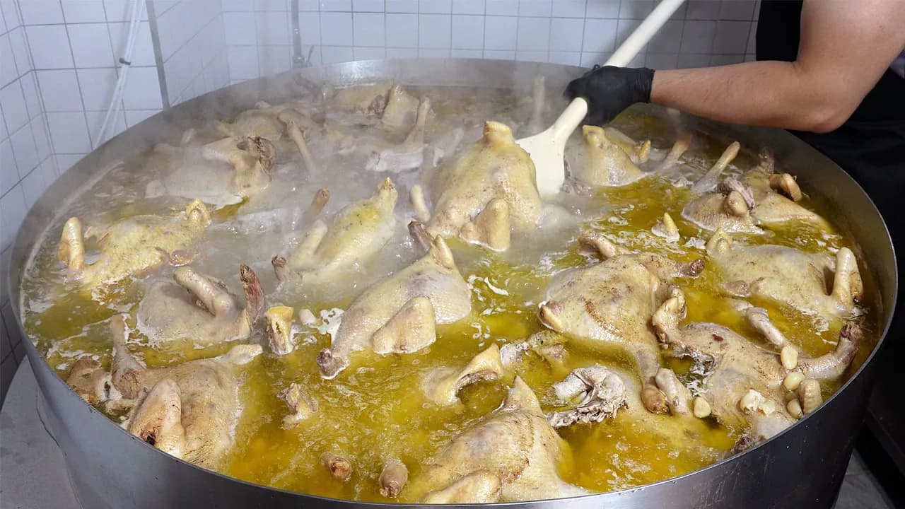 곱빼기 시킬 필요없이 막퍼주는 라면? 고기 얹은 면, 밥 달라는대로 주는 미친 닭육수 라면집 Thumbnail