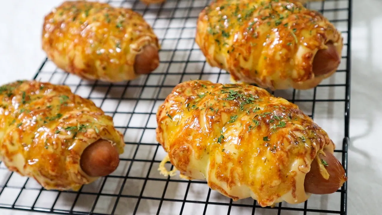 바질소시지 듬뿍!! 소시지 롤빵 Thumbnail