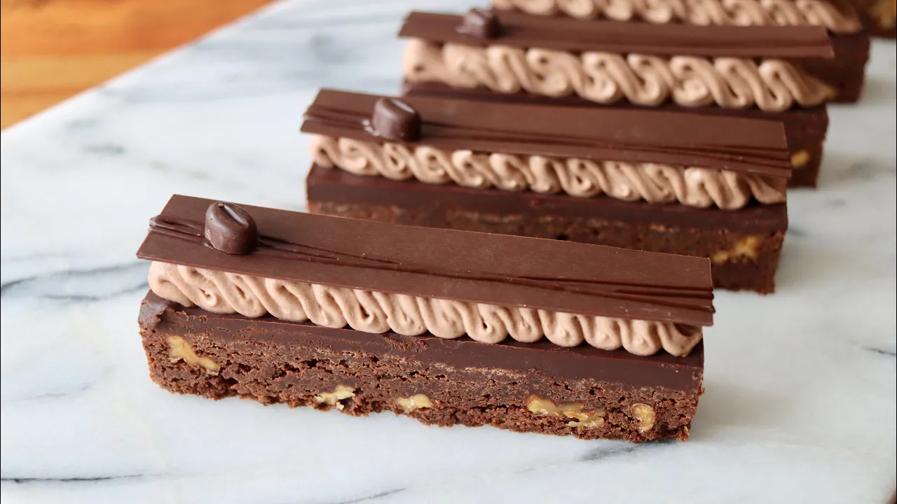 간단한 브라우니를 가나슈와 휘핑 크림으로 카페 스타일 디저트로 바꾸세요! Thumbnail