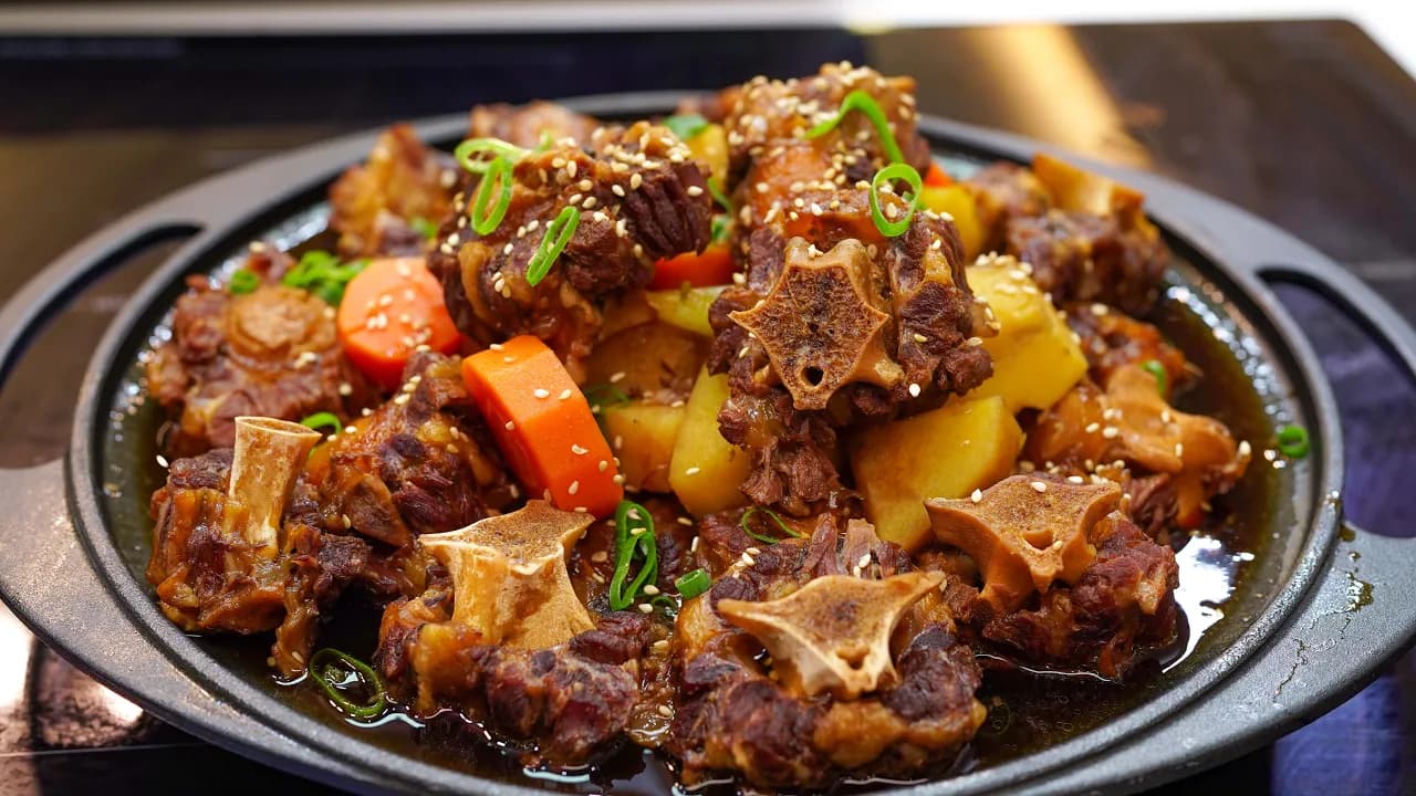 한방 소꼬리찜 Thumbnail