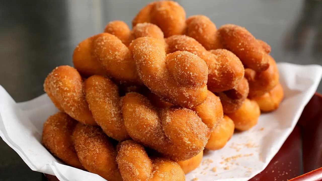 Twisted Korean doughnuts (Kkwabaegi: 꽈배기) Thumbnail