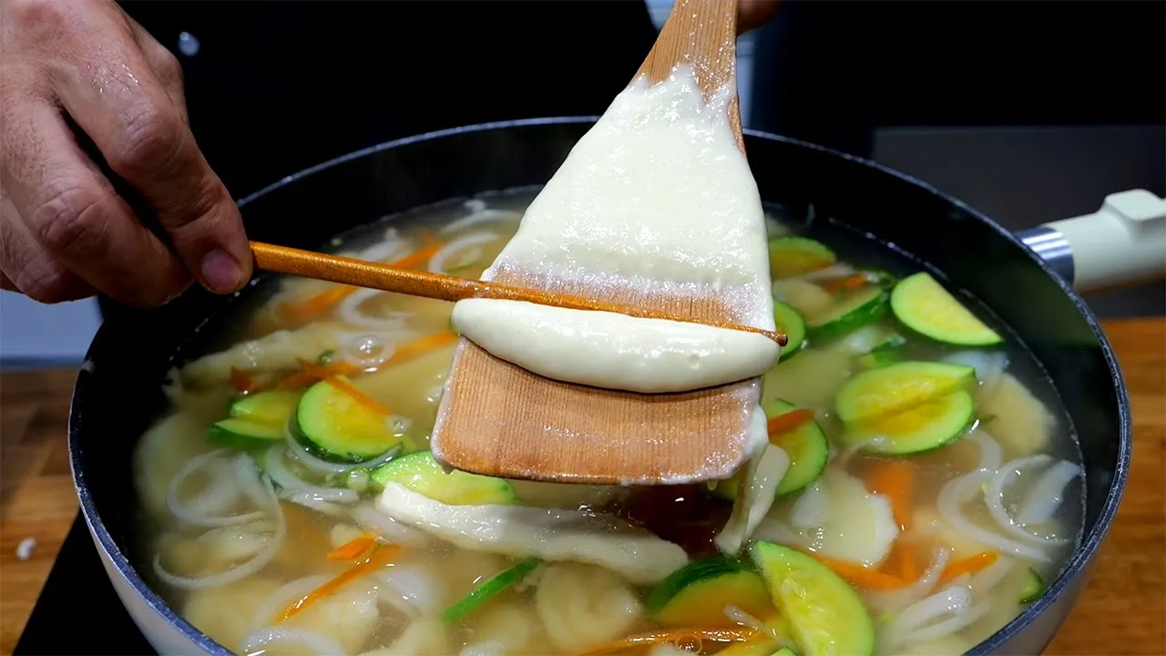 주걱을 준비하세요! 이렇게 간단한 감자수제비는 처음입니다 Thumbnail