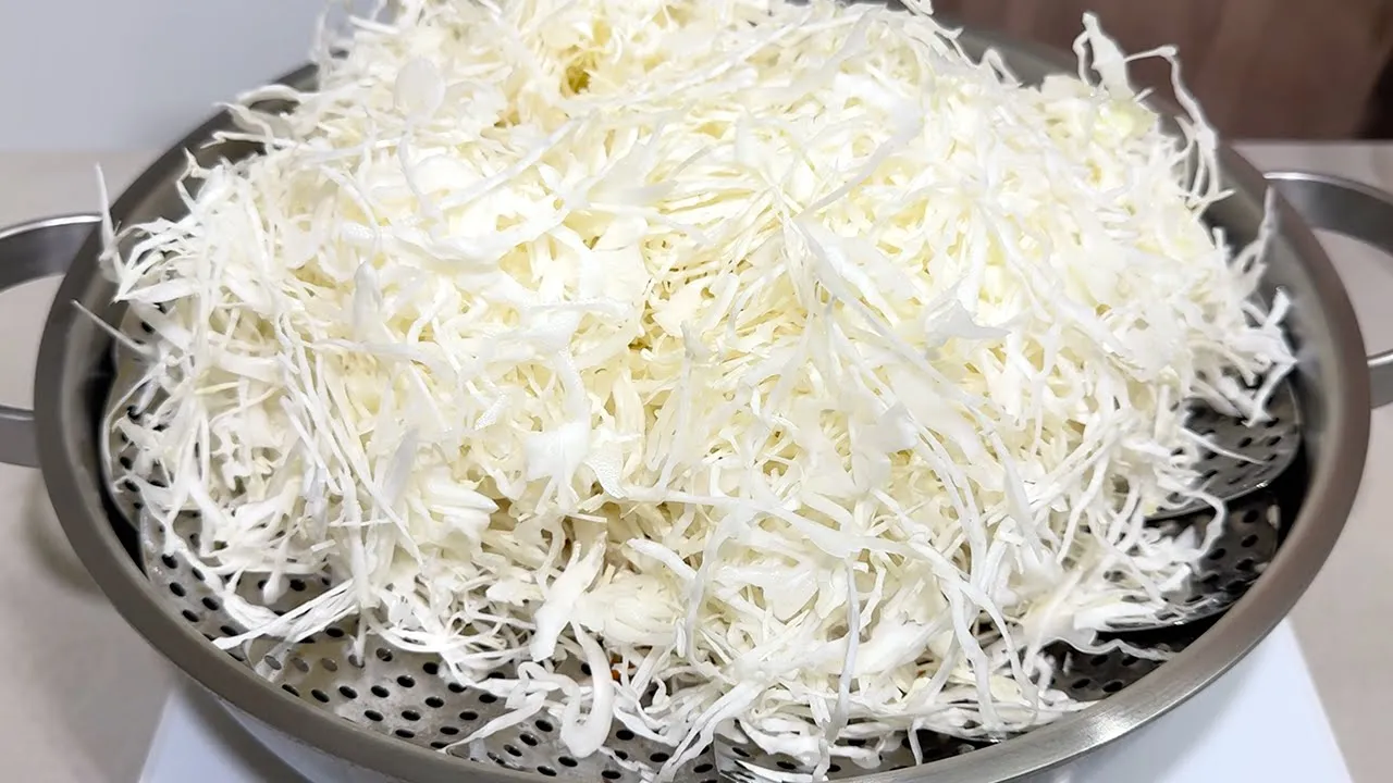 양배추 이렇게 만들면 야채 싫다던 사람도 한통 해치웁니다 ! 입에 착착 감기는 감칠맛과 효능으로 입맛과 건강 모두 사로잡아요 👍 Thumbnail