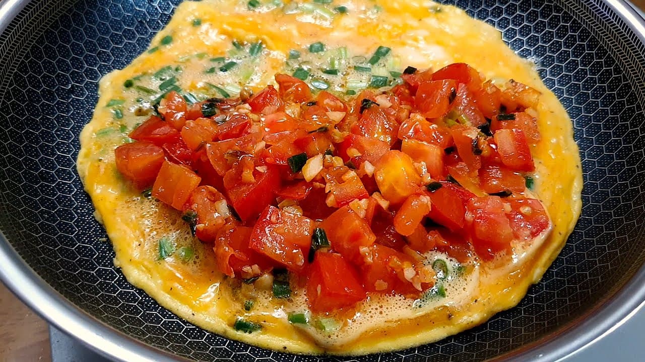 아침 대신 토마토를 계란에 싸서 드세요! 너무 맛있는데 살도 빠져서 요즘 매일 만들어요 👍다이어트 식단 Thumbnail