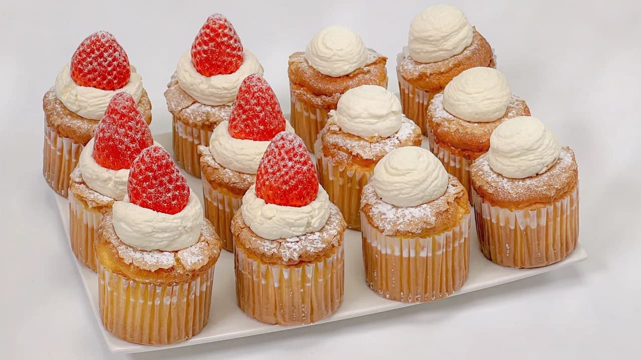 별다방 생크림 카스테라보다 맛있는 업그레이드 버전에 딸기를 올려보았어요🍓🍓 Thumbnail