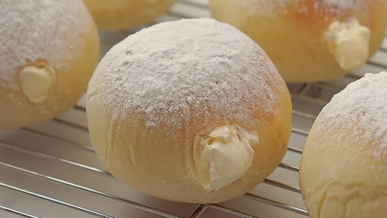 아이스 빵 (그냥 먹어도! 살짝 얼려 먹어도! 다 맛있다! 생크림 가득~크림빵 만들기 Milk Cream Bread | Iced Bread | cream filled bread) Thumbnail